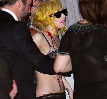 Lady Gaga a intrat în 2010 plină de sânge!
